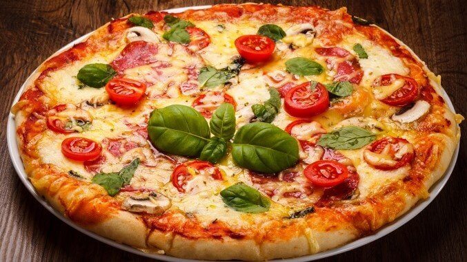 Pizza mit Basilikum Pizza mit Basilikum