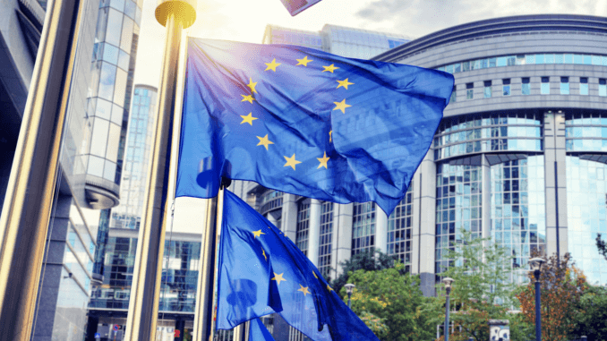wehende Fahnen vor dem Europa Parlament in Brüssel wehende Fahnen vor dem Europa Parlament in Brüssel