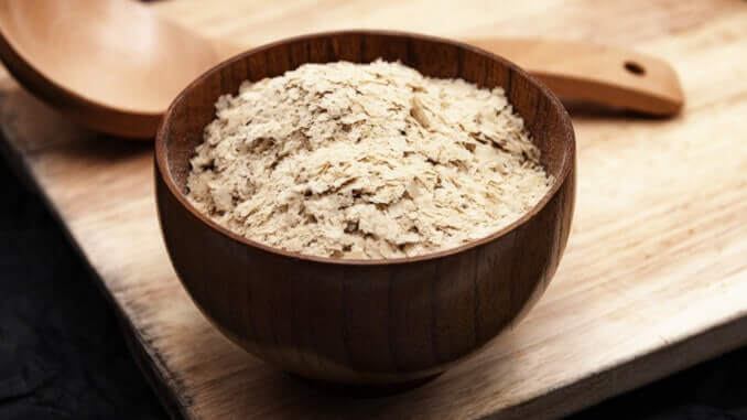 Schale mit Nährhefe Holzschale mit Hefeflocken