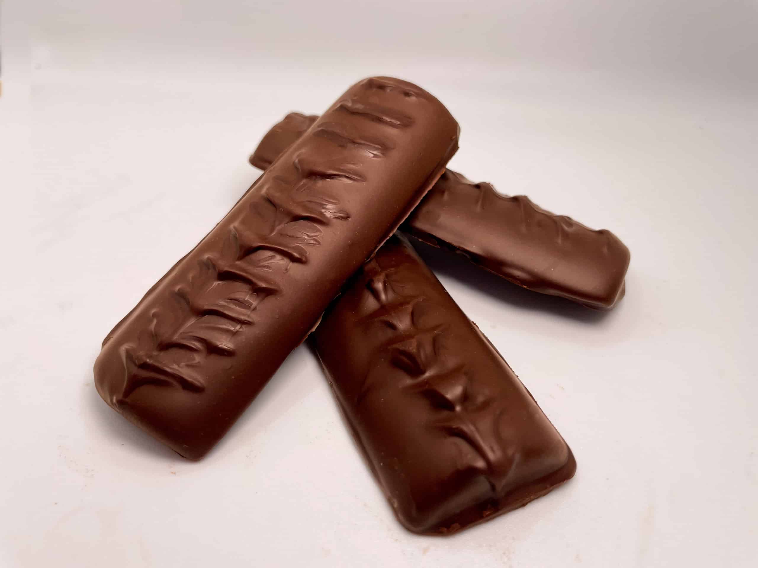 Cacao-free chocolate bars