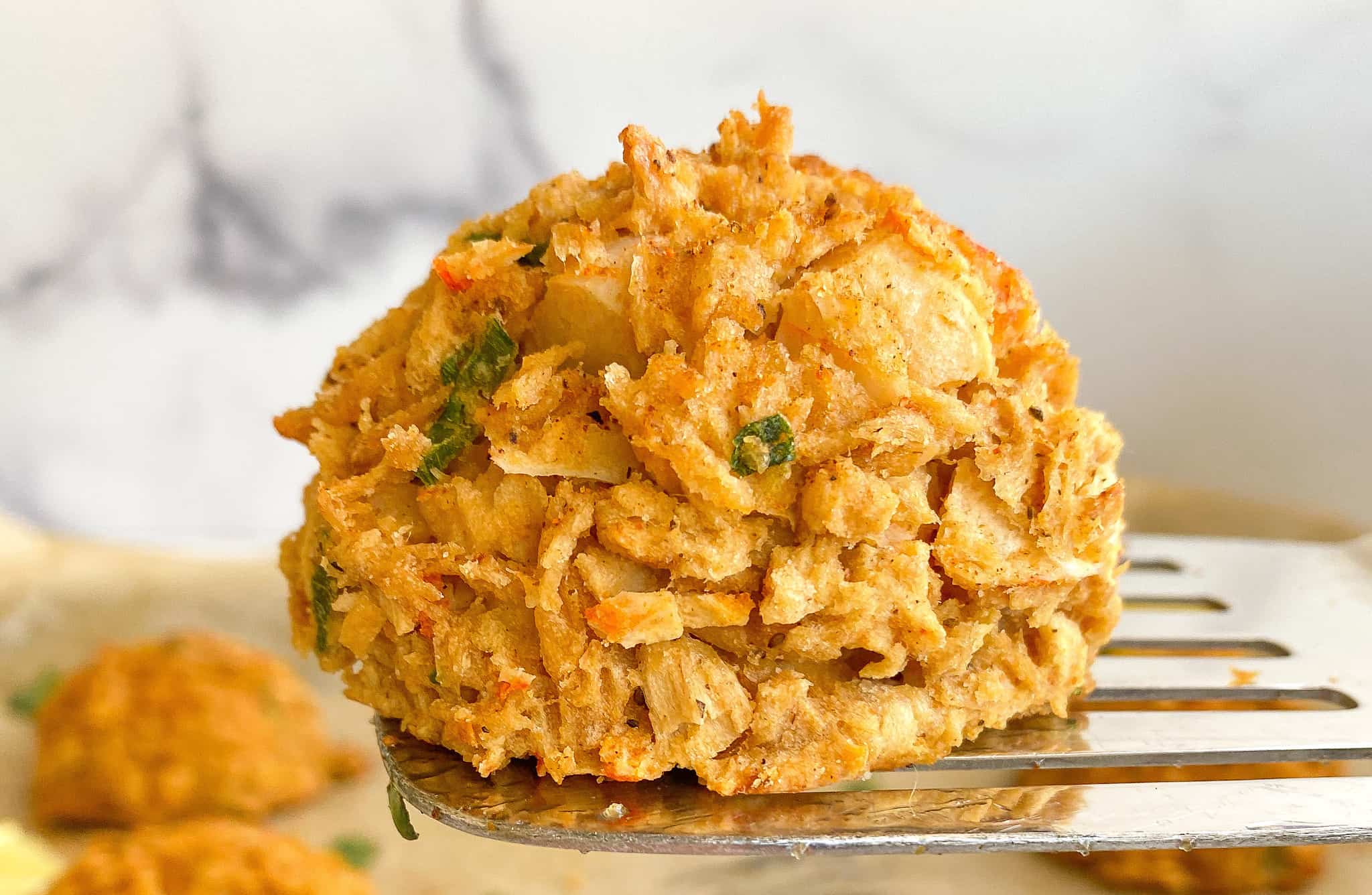 https://vegconom.de/vegconomistcom/wp-content/uploads/sites/3/Mind-Blown-Crab-Cake-e1658267407450.jpg