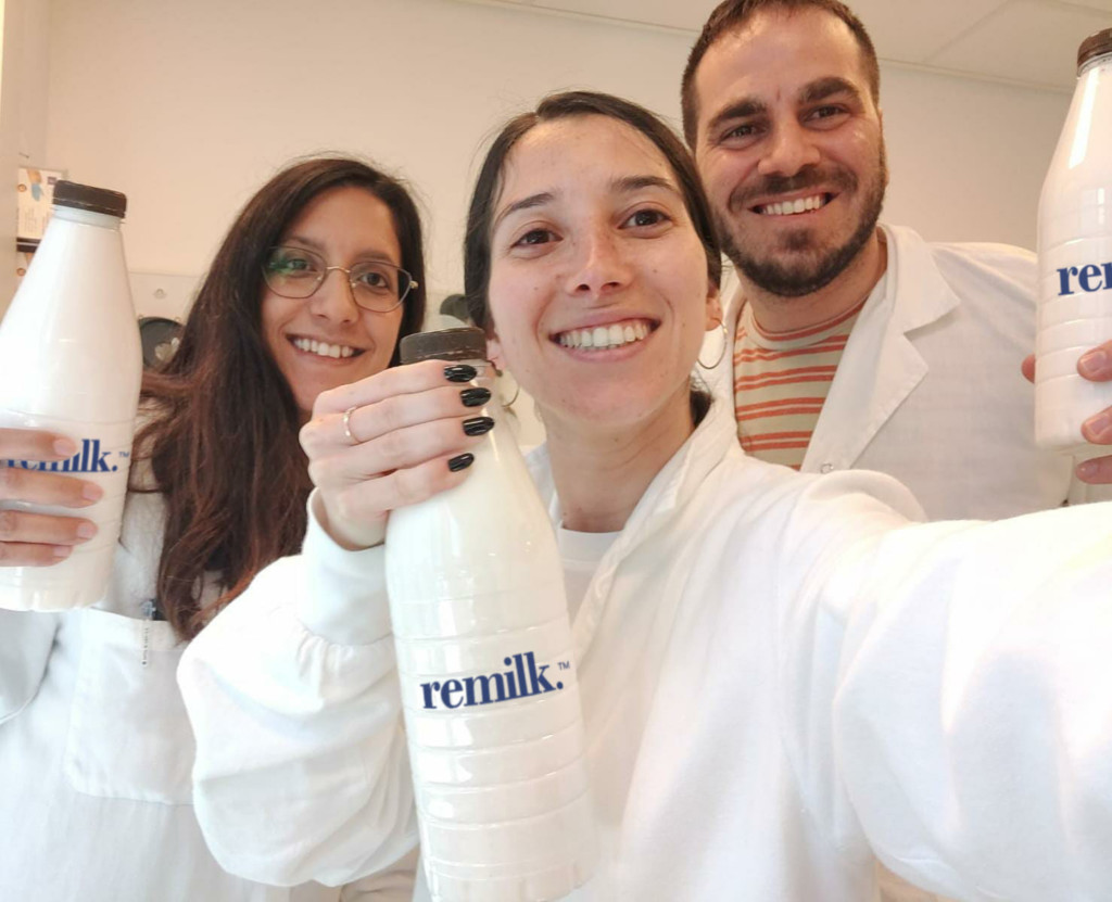 Remilk_product_with team