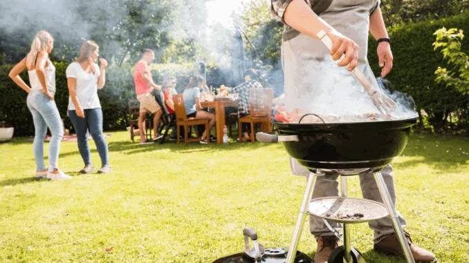Vegane Grillparty mit Freunden im Garten
