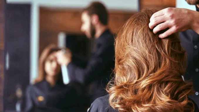 Frau sitzt beim Friseur für Styling