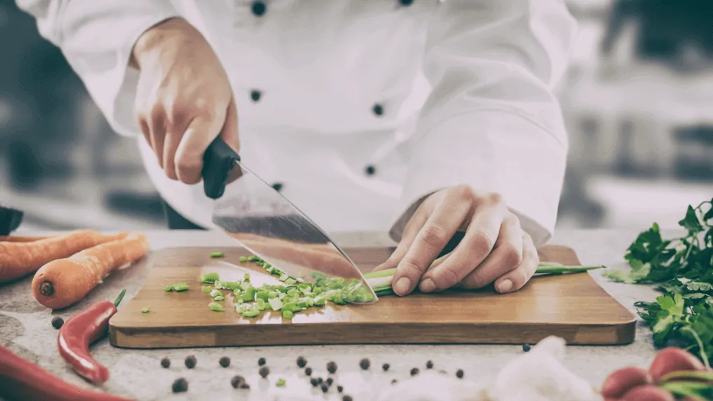 Koch beim zubereiten veganer Gerichte