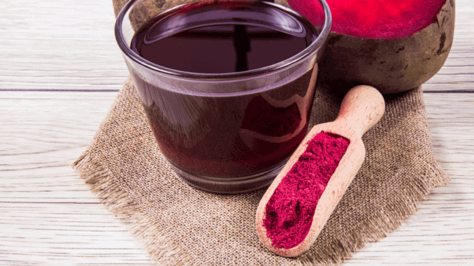 veganes rote-bete-pulver veganes rote-bete-pulver auf einer Holzschaufel
