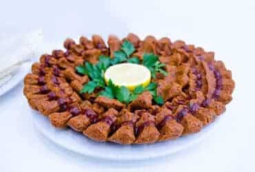 Platte mit Cigköfte, türkische Frikadellen