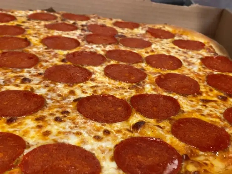 VEGAN PEPPERONI w/ Non-Vegan cheese ©WORTHINGTON